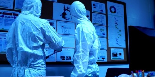 穿着防护服在实验室工作的科学家
