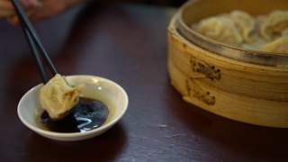 在餐厅里把饺子蘸酱油。传统的中国食物视频素材模板下载