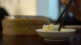 4K餐厅吃饺子用筷子。传统的中国食物视频素材模板下载
