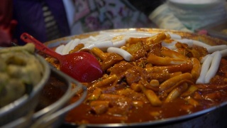 4K广受欢迎的韩国食物Tteok-bokki。韩国釜山，年糕视频素材模板下载