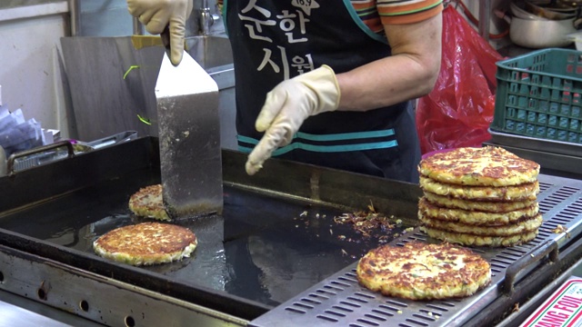 4K Bindaetteok, fried buchimgae, pancake in Gukje International Market Busan