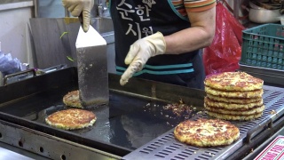 4K Bindaetteok, fried buchimgae, pancake in Gukje International Market Busan视频素材模板下载