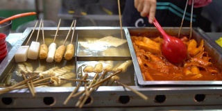 4K广受欢迎的韩国食物Tteok-bokki。韩国釜山，年糕