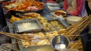 4K小贩在釜山国街国际市场出售韩国街头食品。视频素材模板下载