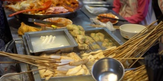 4K小贩在釜山国街国际市场出售韩国街头食品。