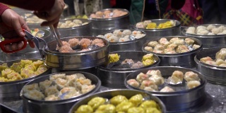 台湾亚洲街食品市场卖饺子和烧卖的4K小贩
