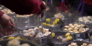 台湾亚洲街食品市场卖饺子和烧卖的4K小贩