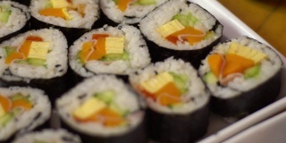 慢镜头传统寿司寿司日式餐厅。紫菜卷。