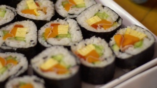 慢镜头传统寿司寿司日式餐厅。紫菜卷。视频素材模板下载