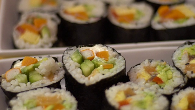 自制寿司卷的慢动作。紫菜卷配米草和鱼。