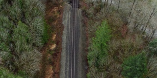 在天空科米什河上的生锈铁路桥与浮动文本的自上而下无人机拍摄