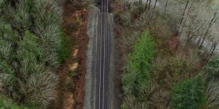 斯科米什河上生锈铁路桥的自上而下无人机拍摄