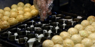 烹饪章鱼烧的慢动作过程。受欢迎的球形日本小吃。