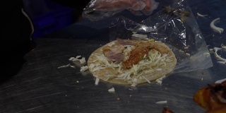慢镜头亚洲女人做美味的鸭子与中国煎饼卷