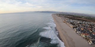 奥克斯纳德海岸加利福尼亚美国海滩海岸线空中飞行沿着水域边缘向北