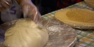 4K亚洲人烹饪流行的糯米糕夜市