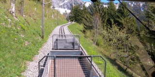 齿轮火车在雪山上的铁路上行驶。瑞士,阿尔卑斯山