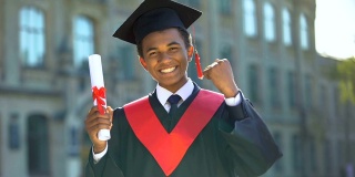 26、快乐的毕业生举着毕业证书，摆着成功的姿态，教育自己