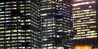 现代办公摩天大楼和夜间玻璃窗