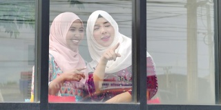 两个穆斯林妇女快乐购物后