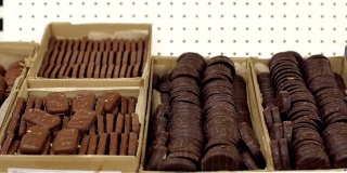 超市货架上的巧克力曲奇的特写。