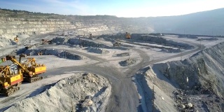 全景挖掘机和机器在石棉矿现场