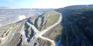 空中铁路和地面公路延伸到山上的石棉坑