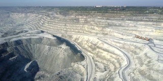 矿坑峡谷里的石棉矿堆靠着白色的梯田