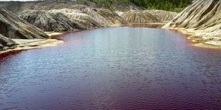 飞过采石场峡谷底部潺潺的河水