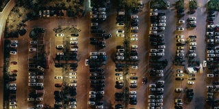 交通繁忙停车场夜间鸟瞰图