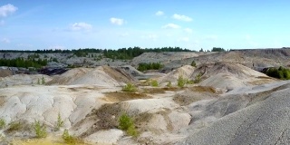 废弃的采石场与黄色池塘的上部观景空间