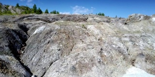 在天空的映衬下，古老的粘土采石场石质斜坡上接近的运动