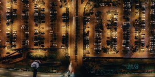 交通繁忙停车场夜间鸟瞰图