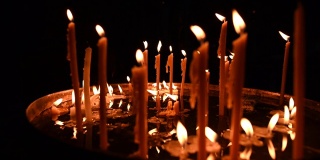 在圣墓教堂，一些蜡烛随着火焰被风移动的视频。圣墓教堂位于以色列耶路撒冷老城的基督教区