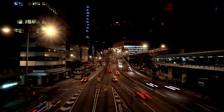 夜晚时光流逝的街道交通，现代化的城市景观和繁华的街道
