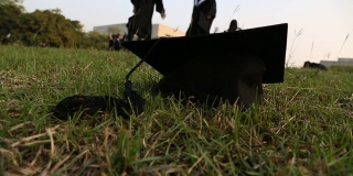 校园草地上的毕业帽有着大学生的背景