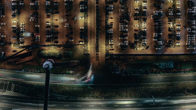 夜间室外停车场的无人机全景图