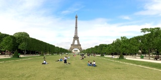 从战神广场看巴黎的埃菲尔铁塔。游客和当地人在草坪上休息