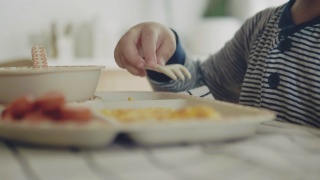 小男孩在家一起在厨房吃早餐视频素材模板下载