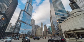 4K时间推移的市中心与塔和各种建筑城市景观与交通十字路口在高峰时间芝加哥，伊利诺斯州，美国，商业和交通概念