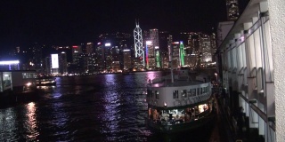 渡轮在香港天际线夜城从维多利亚港