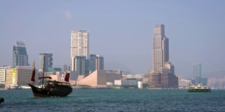 维多利亚港的4K舢板。中国风格的红色游轮