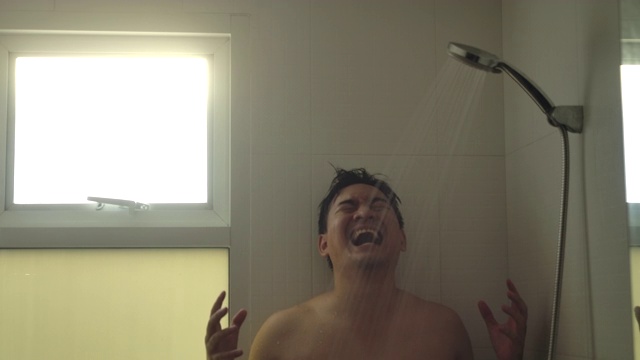 男人洗了个澡，他很伤心。在他房子的浴室里