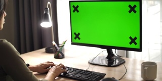 亚洲妇女在家中使用电脑绿屏