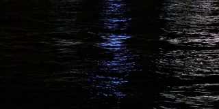 夜光在水面上的倒影，九龙市区的景色