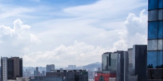 时间流逝俯瞰香港现代摩天大楼的天空白云。港口