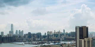 时间流逝俯瞰香港现代摩天大楼的天空白云。港口