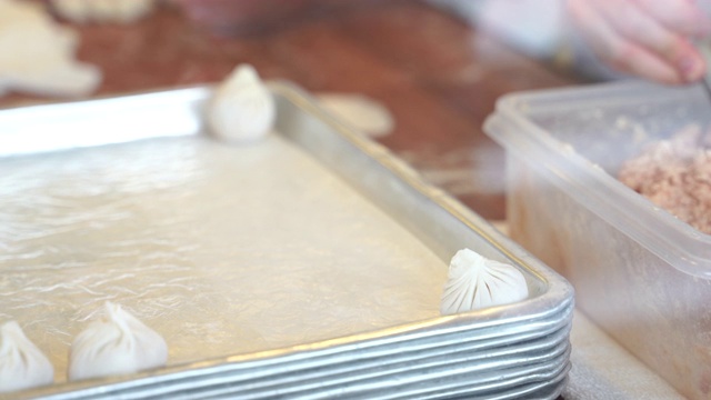 制作小笼包的步骤。它是中国最受欢迎的点心。小笼包是由面粉、小麦粉、猪肉末和水汤混合而成。