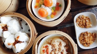 中国菜。吃各种传统蒸点心。亚洲街头小吃市场视频素材模板下载