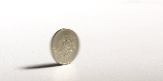 1枚俄罗斯卢布硬币旋转并掉落在桌子上。一个卢布汇率